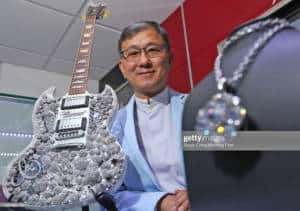 арън-шум-ван-лунг-президент-на-aaron-shum-jewelry-презентираs- -карата-китара-гибсън